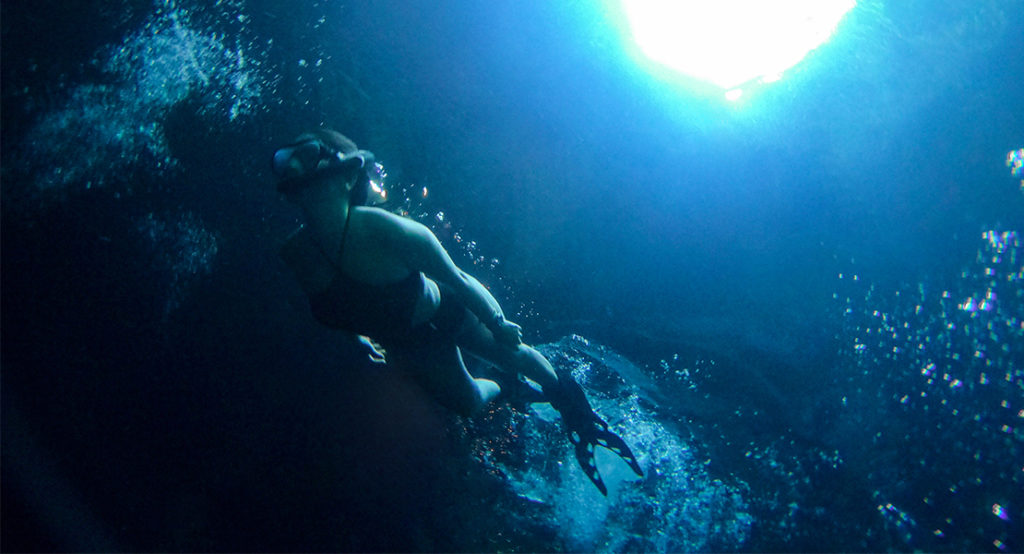Mergulho com snorkel e cilindro na fonte do Devil's Den